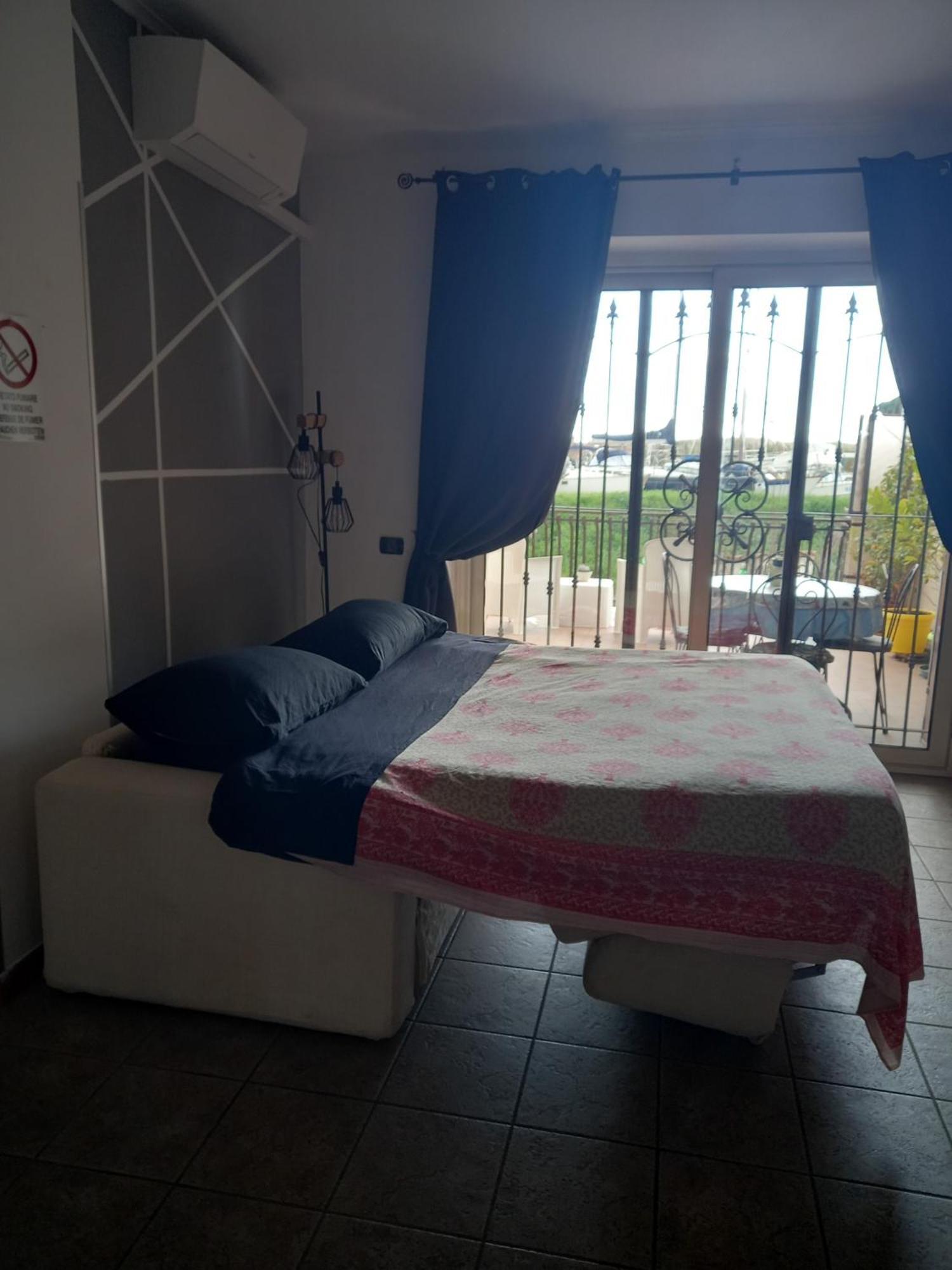 A Santy'S House 1Piano-No Lift-Shuttle A Pagamento-Raggiungibile A Piedi Aeroporto-Fermata Bus Fiera Di Roma A 3 Minuti-Air Condiz Ed Extra Bed For A Fee A Pagamento Apartman Fiumicino Kültér fotó